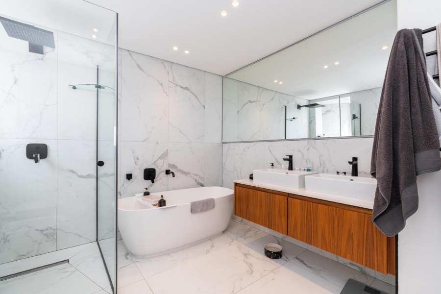 To Let 4 Bedroom Property for Rent in Fresnaye Western Cape